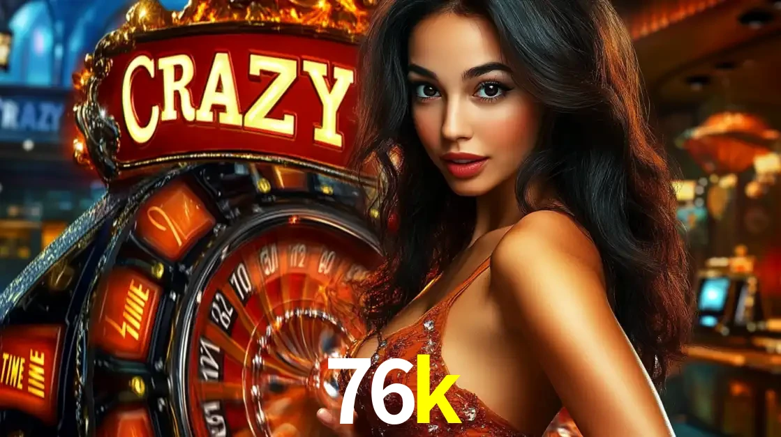 Mulher glamourosa olhando para a câmera com a roda vermelha do Crazy Time ao fundo em um ambiente de cassino, destacando a emoção dos jogos ao vivo no 76k.
