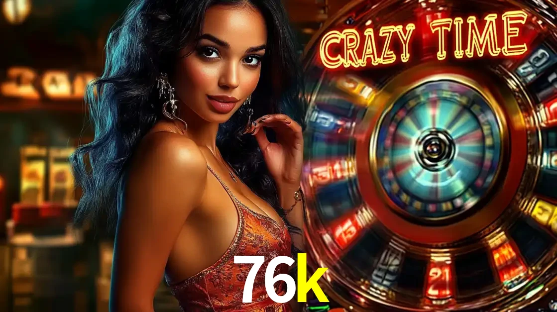 Mulher elegante ao lado da vibrante roda da fortuna do jogo de cassino ao vivo Crazy Time, um dos game shows mais populares e cheios de prêmios do 76k.